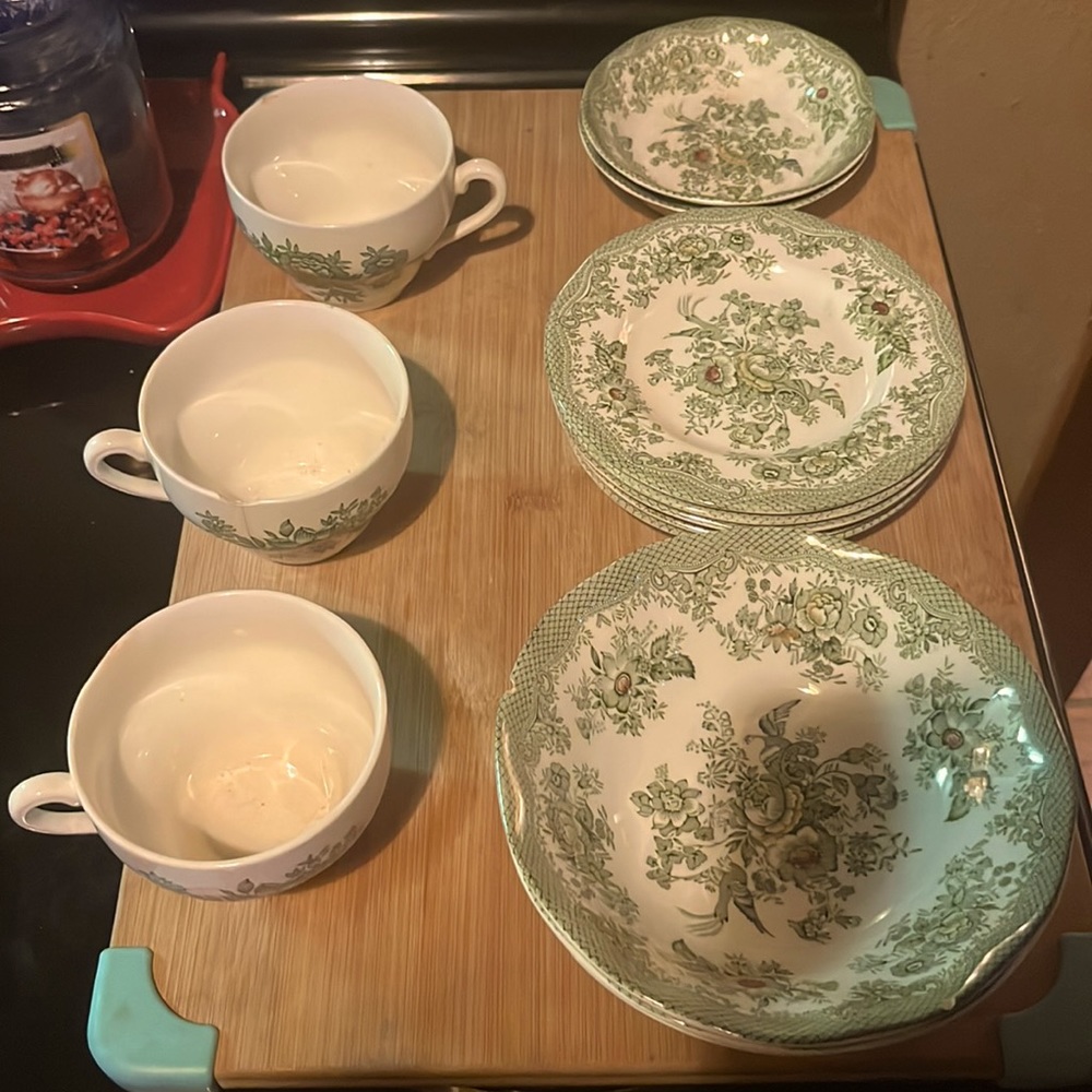 3 cups, 3 salad bowls, 5 cookie plates and 2 fruit bowls